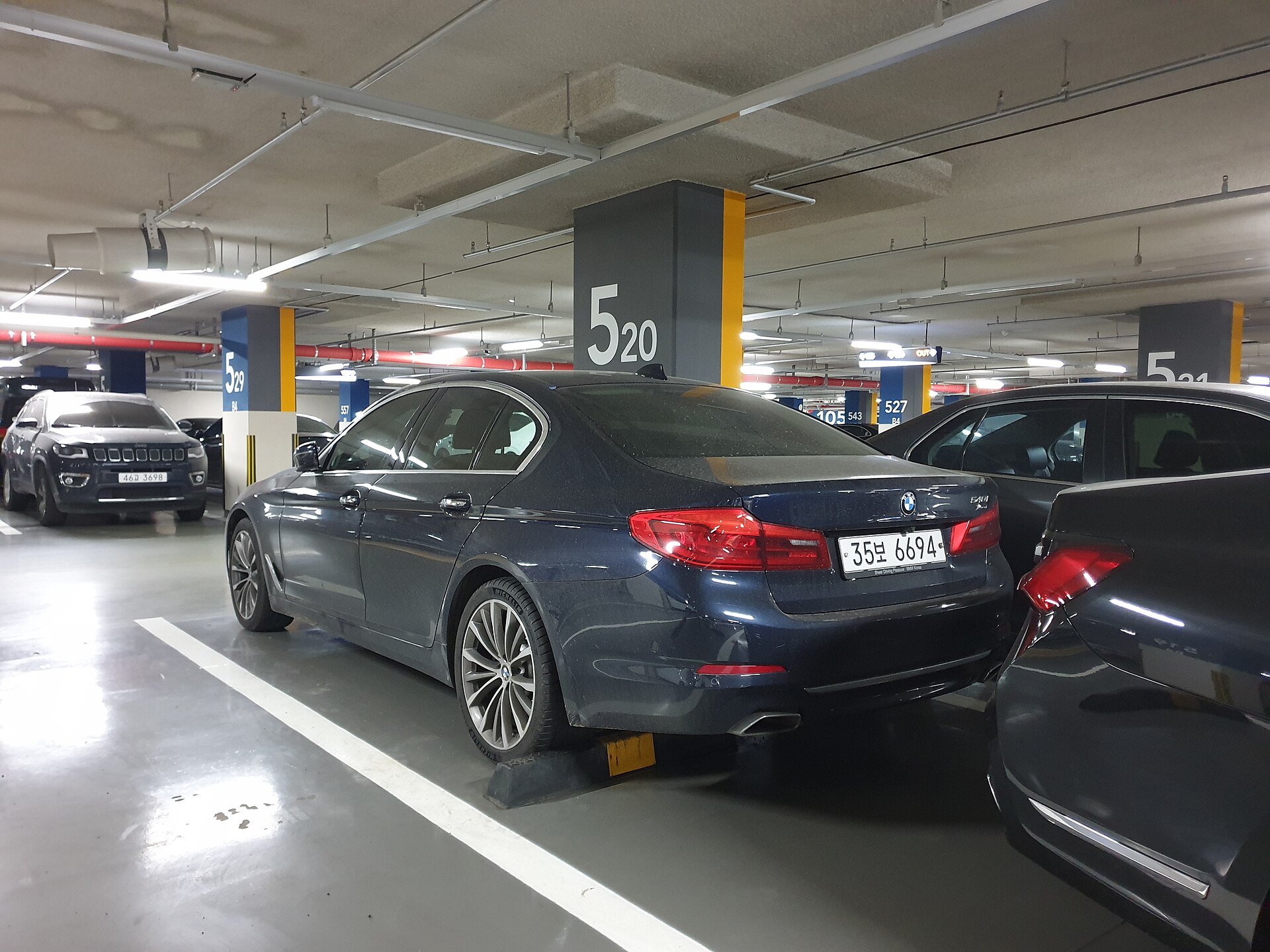Blue BMW 5 Series (G30) sedan · Damian B Oh · CC BY-SA 4.0 Blue BMW 5 Series (G30) sedan