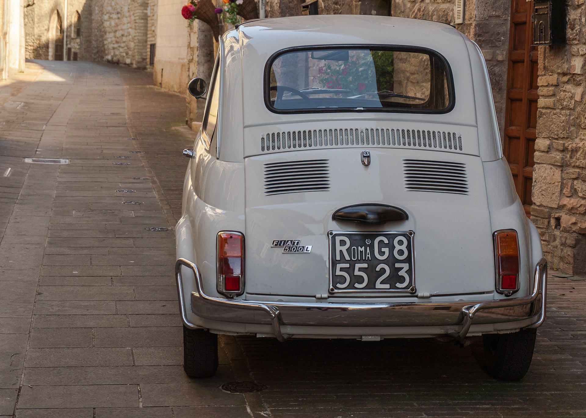 Classic model of Fiat 500 L parked in a street in the historic center of Assisi. · Marco Ober · CC BY-SA 4.0 Classic model of Fiat 500 L parked in a street in the historic center of Assisi.