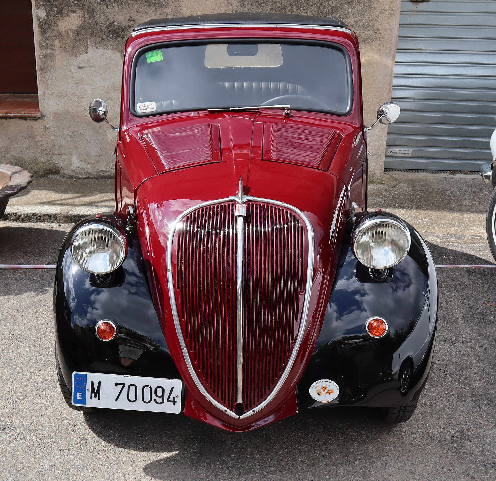 Front view of a Fiat 500 "Topolino" , built in licence by Simca in 1948. · Palauenc05 · CC BY-SA 4.0 Front view of a Fiat 500 "Topolino" , built in licence by Simca in 1948.