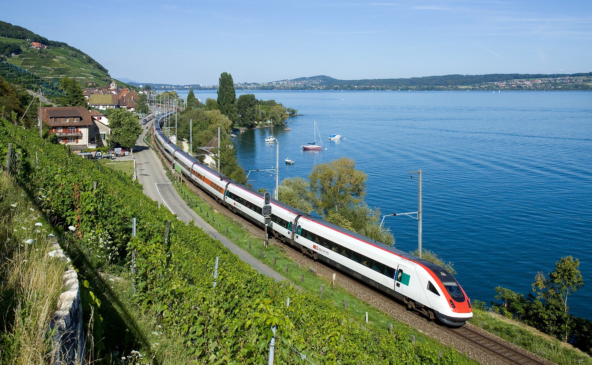 Two SBB RABDe 500 "ICN" tilting trains on the Jura foot railway line , at Twann , with Lake Biel in the back. · Kabelleger / David Gubler ( https://www.bahnbilder.ch ) · CC BY-SA 3.0 Two SBB RABDe 500 "ICN" tilting trains on the Jura foot railway line , at Twann , with Lake Biel in the back.